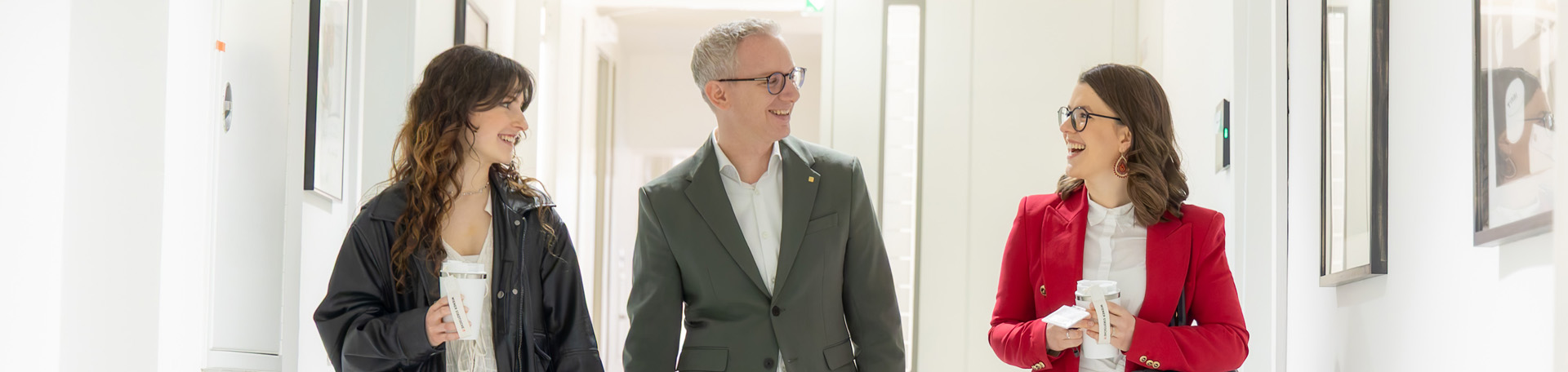 Mitarbeiter im Eingangsbereich